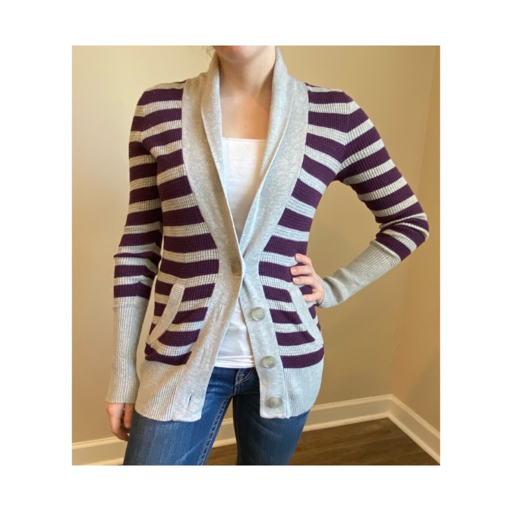 American Eagle size small sweater. Gently worn hung to dry. A must have.